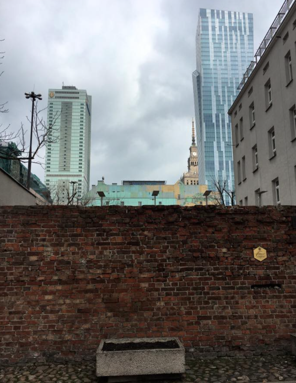 Varsavia, la storia comune di un pezzo di muro.